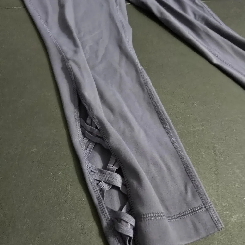 Yogalicious Purple Capri Leggings with Side Cutouts Womens Size Small